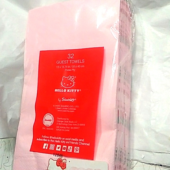Hello Kitty 32 christmas Napkins/guest towels - Picture 3 of 3